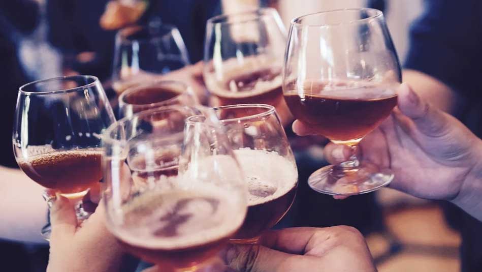 Informe inglés sostiene que alcohol es más dañino que la heroína o el crack