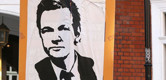Julian Assange libre bajo fianza