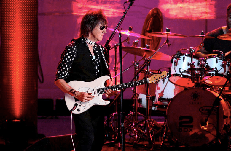 Jeff Beck sacude las Noches del Botánico al ritmo del blues y el rock