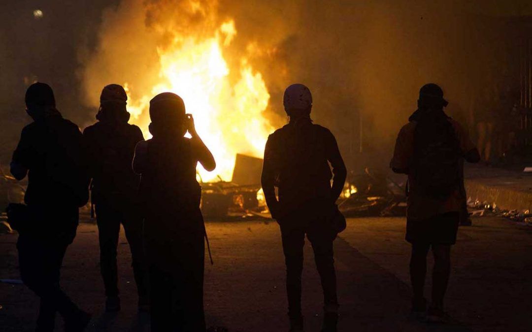 Disturbios y saqueos en California por liberación de policía blanco que mató a afroamericano