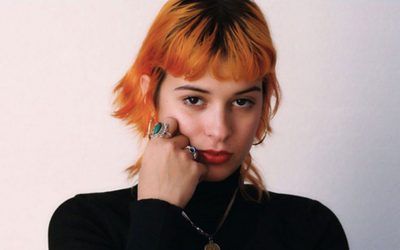 Dora Postigo critica la falsa vida de las redes sociales en ‘Im Press’, segundo single de su próximo EP