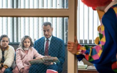 Estrenos películas: Tom Hanks interpreta a un vecino malhumorado y Mungiu denuncia el racismo en Europa