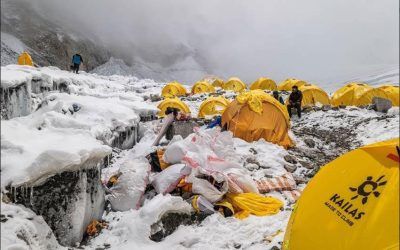 doc ‘Everest Invaders’ denuncia como el Himalaya se ha convertido en un vertedero por las expediciones comerciales