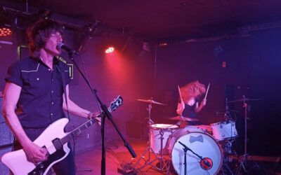Niña Coyote eta Chico Tornado: un huracán de riffs y rock arrasó la Sala Fundición de Logroño