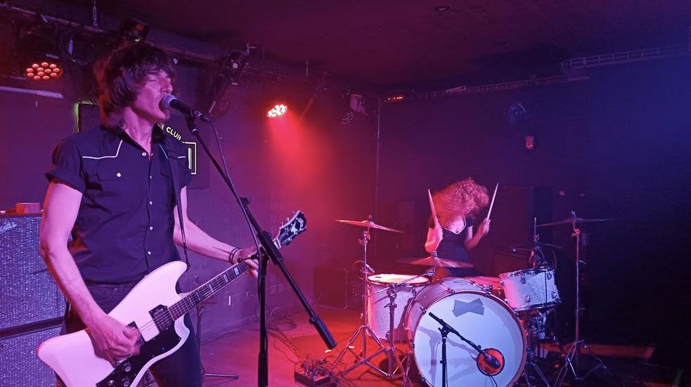 Niña Coyote eta Chico Tornado: un huracán de riffs y rock arrasó la Sala Fundición de Logroño