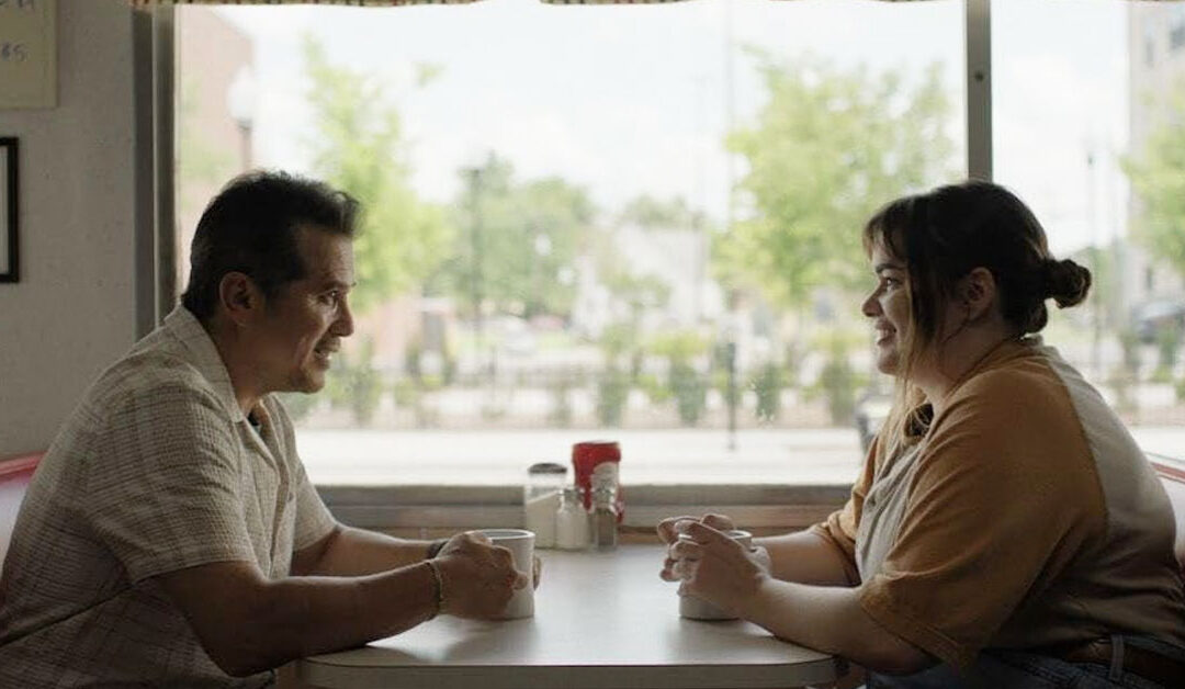 John Leguizamo y Barbie Ferreira nos hacen llorar con ‘Un Like de Bob Trevino’ : hermosa historia indie en la Era de las RRSS