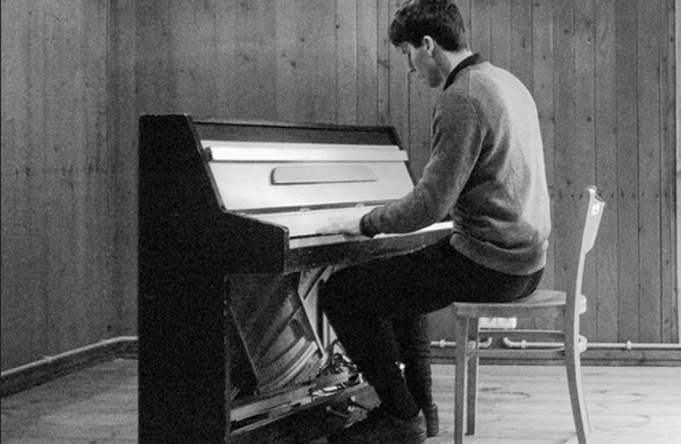 ¿Un pianista polaco tocando boleros y tangos clásicos? Sí, no te pierdas la gira de Marcin Masecki por España