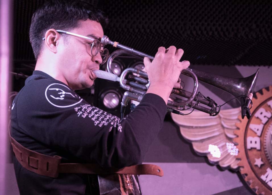 Tesla Manaf - guitar Kuntari - Barracudas club Bar Madrid . fotos: @sirleighton